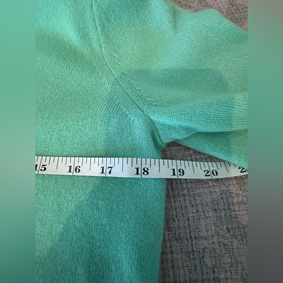 New JCrew Cashmere shrunken V-neck sweater - Picture 3 of 4